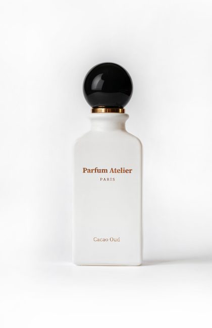 Cacao Oud perfume with apple, cinnamon, tobacco, bourbon vanilla, licorice, smoke, and Iso E Super notes.